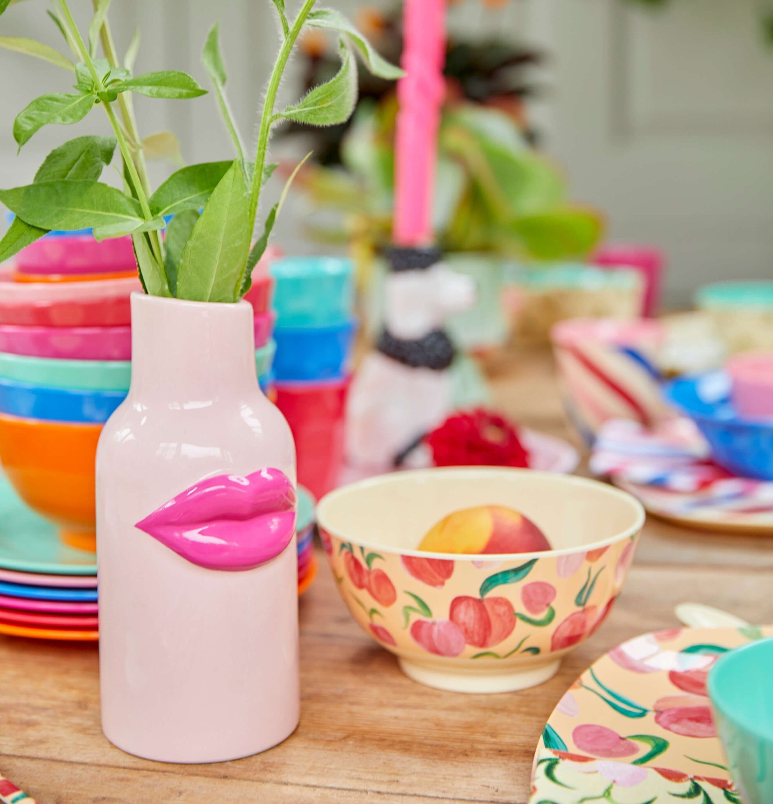 Keramikvas Fushia Lips från Rice på ett färgglatt träbord