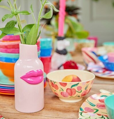 Keramikvas Fushia Lips från Rice på ett färgglatt träbord