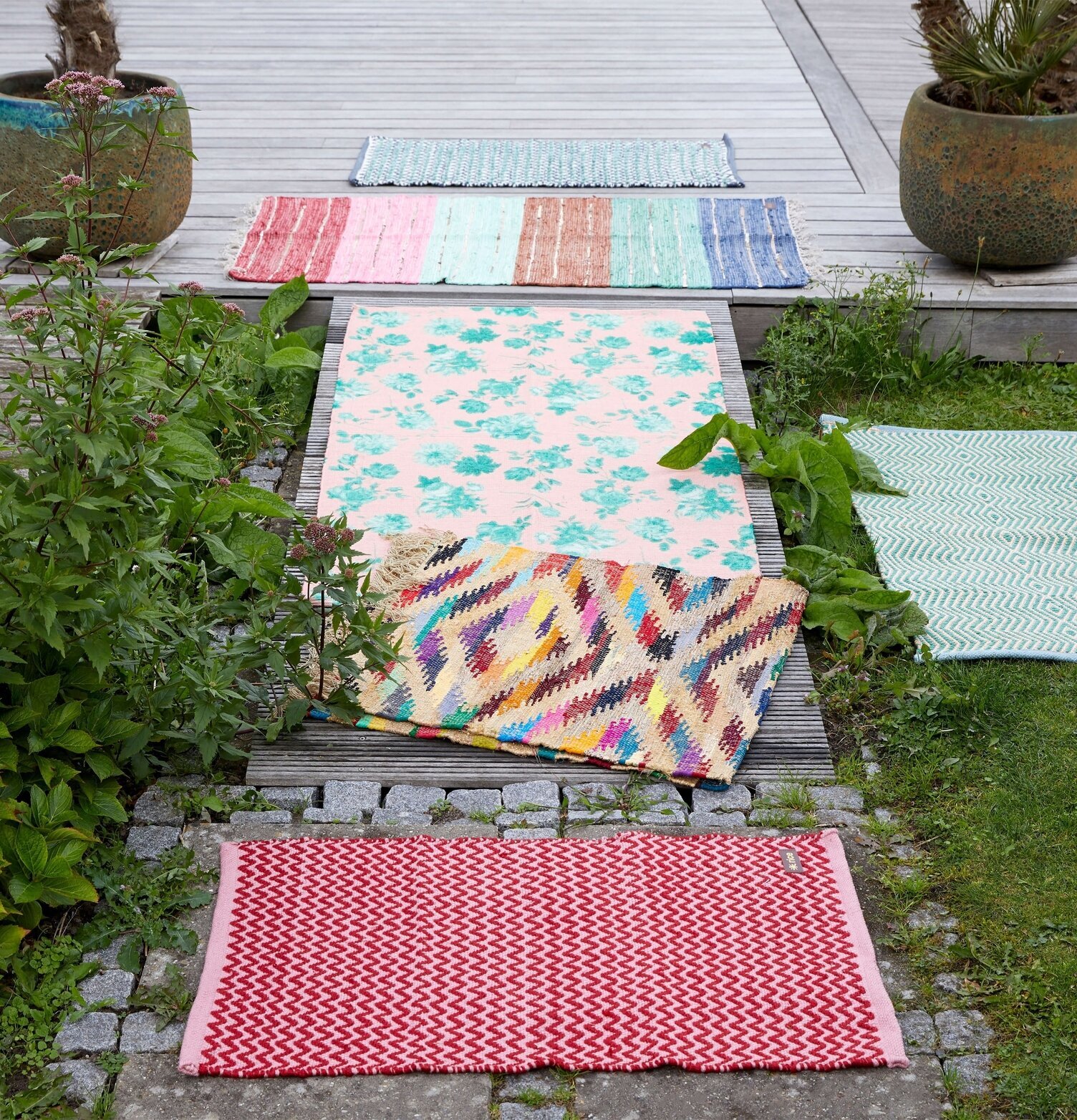 Dörrmatta Green & Creme Print från Rice på träveranda