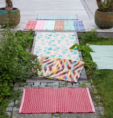 Dörrmatta Green & Creme Print från Rice på träveranda