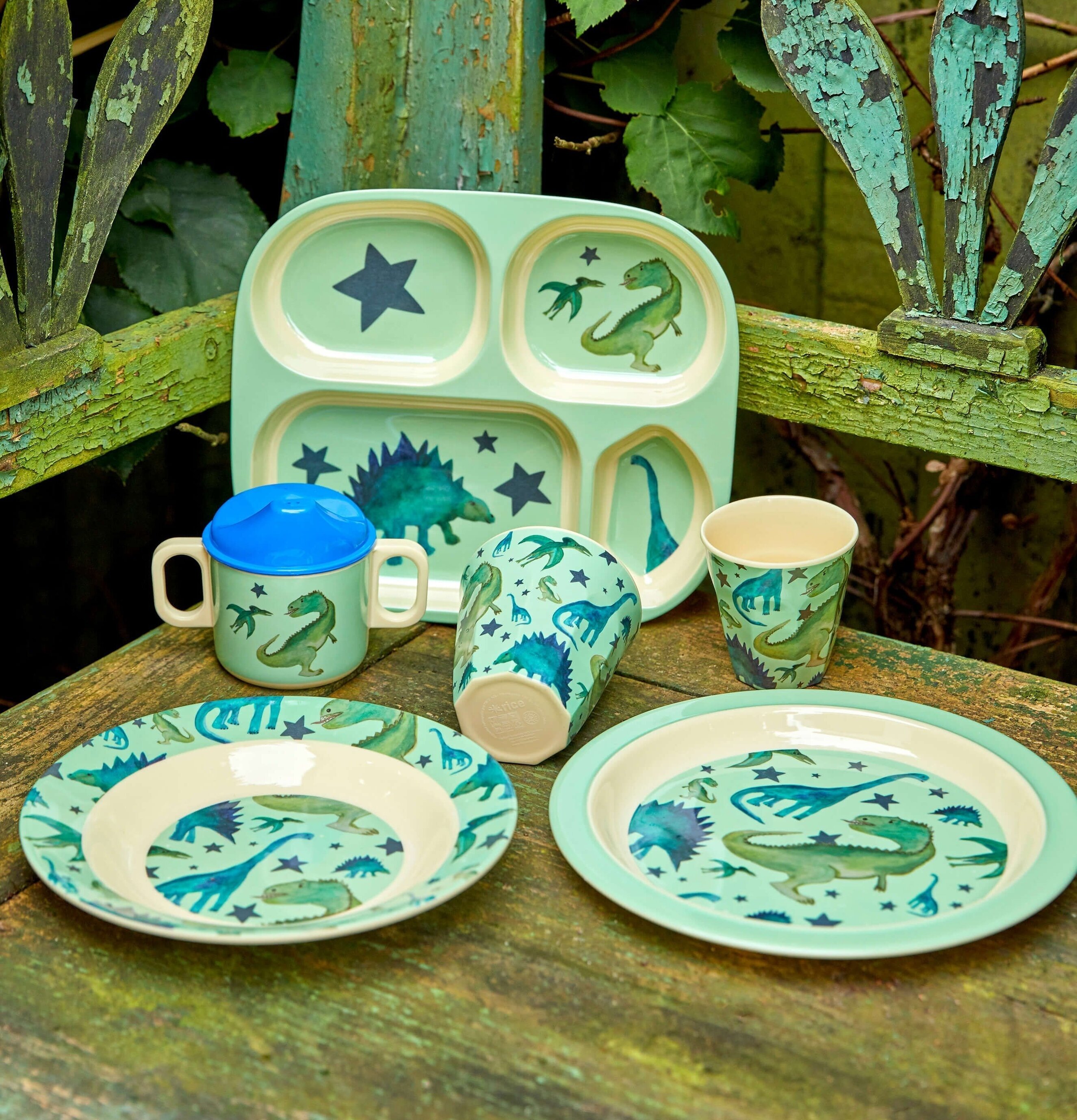 Tallrik Dino Print från Rice med lekfullt dinosauriemotiv