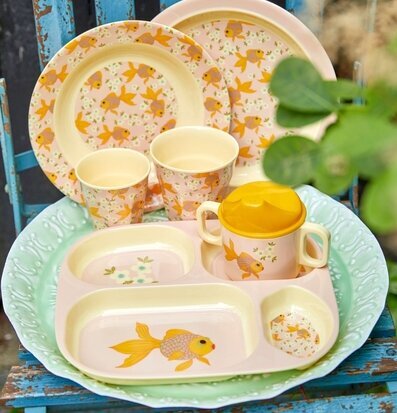 Barntallrik 4-Fack Goldfish Print från Rice på blå stol
