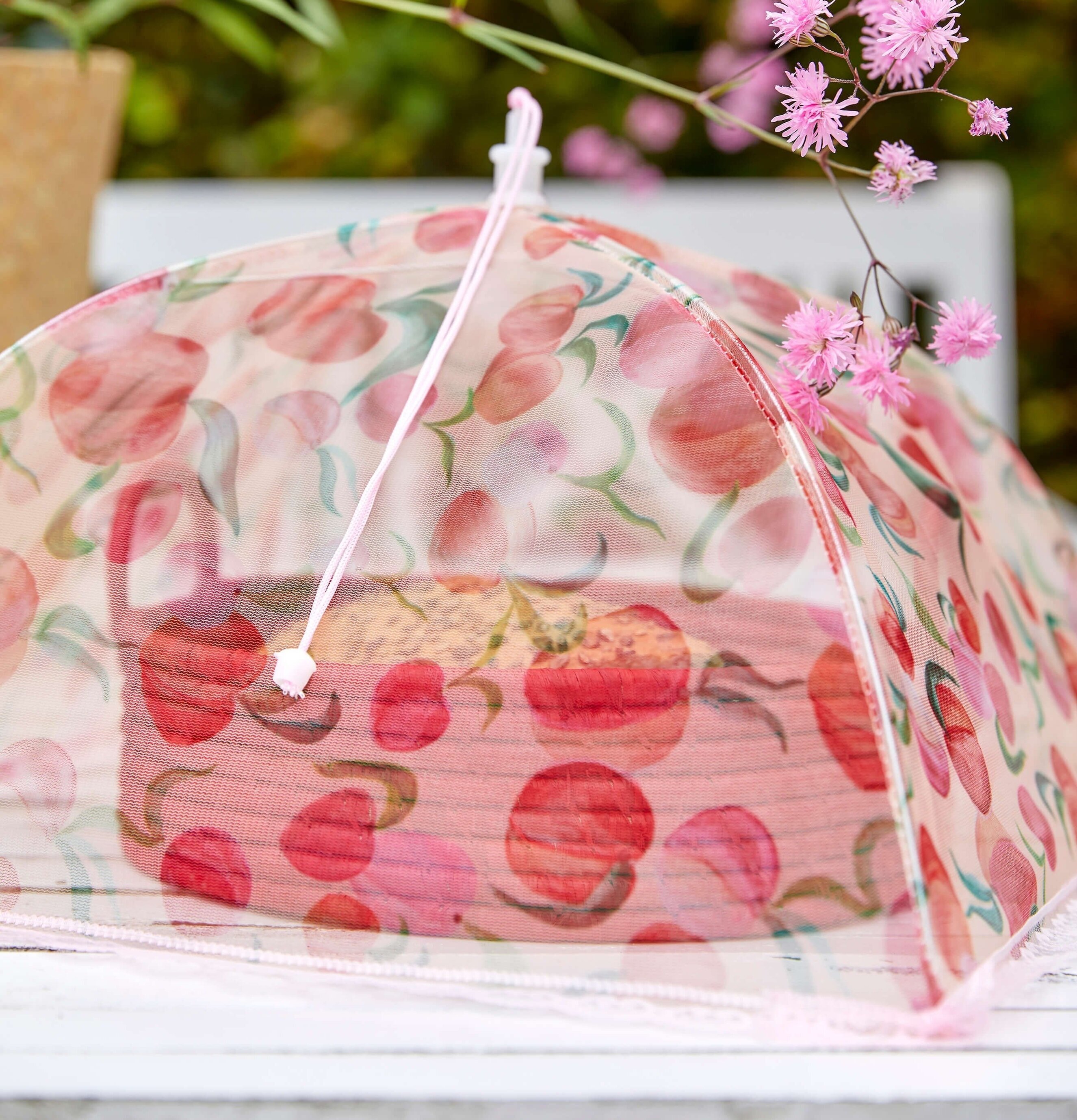 Vikbart Matskydd Peach Print från Rice på vitt träbord