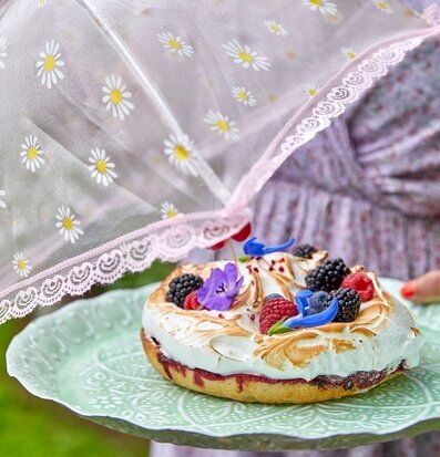 Vikbart Matskydd Pink Flower Print från Rice över bakelse