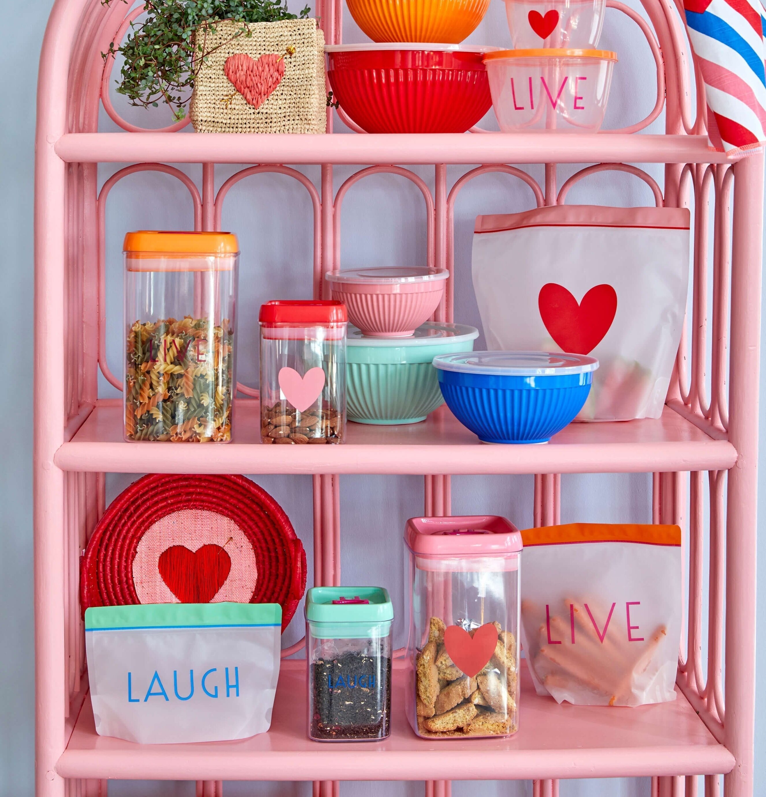 Plastpåsar Ziplock 6-Pack från Rice på en pastellrosa hylla