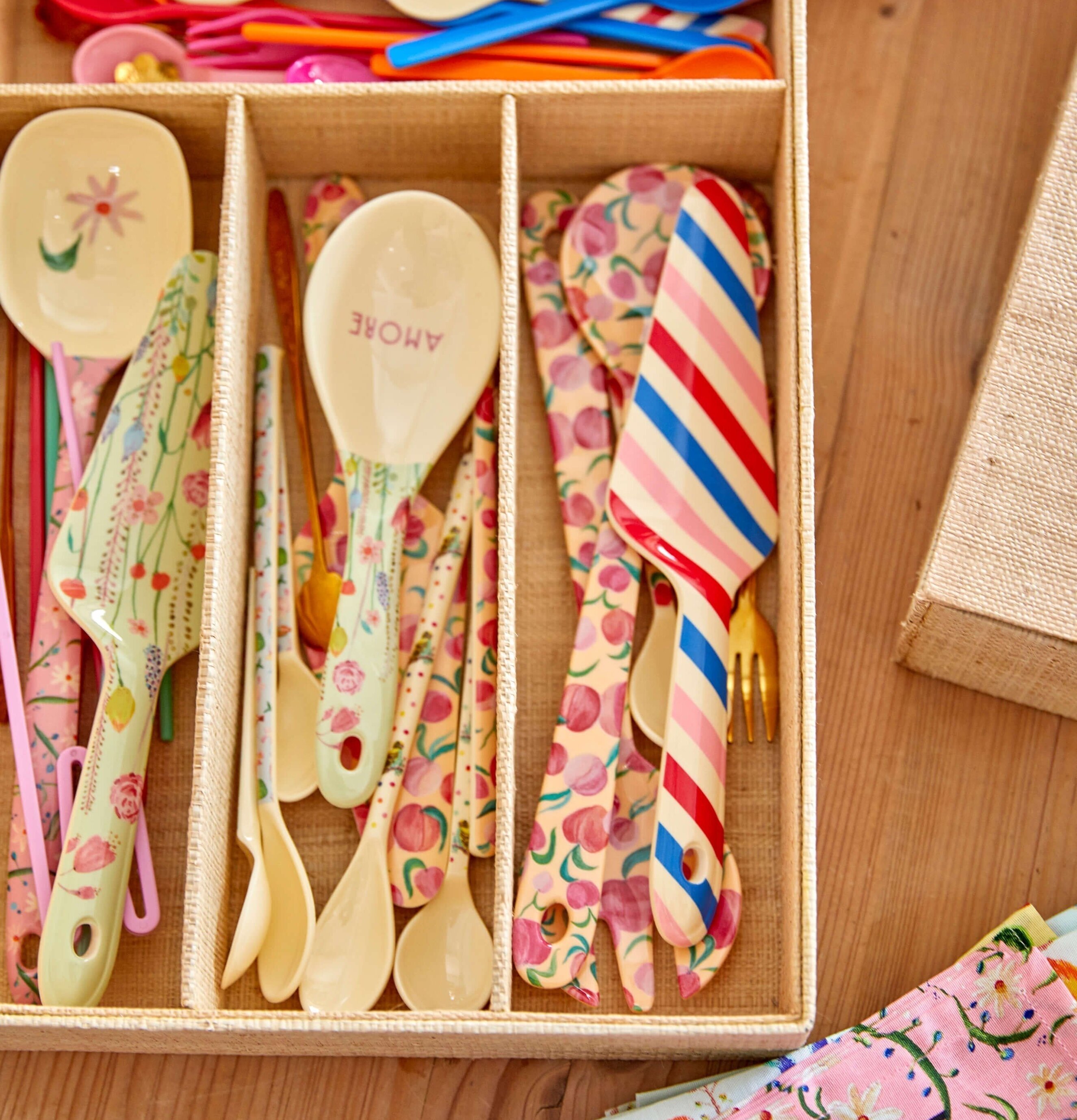 Besticklåda Raffia från Rice med färgglada bestick i fack