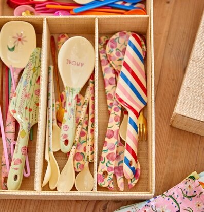 Besticklåda Raffia från Rice med färgglada bestick i fack