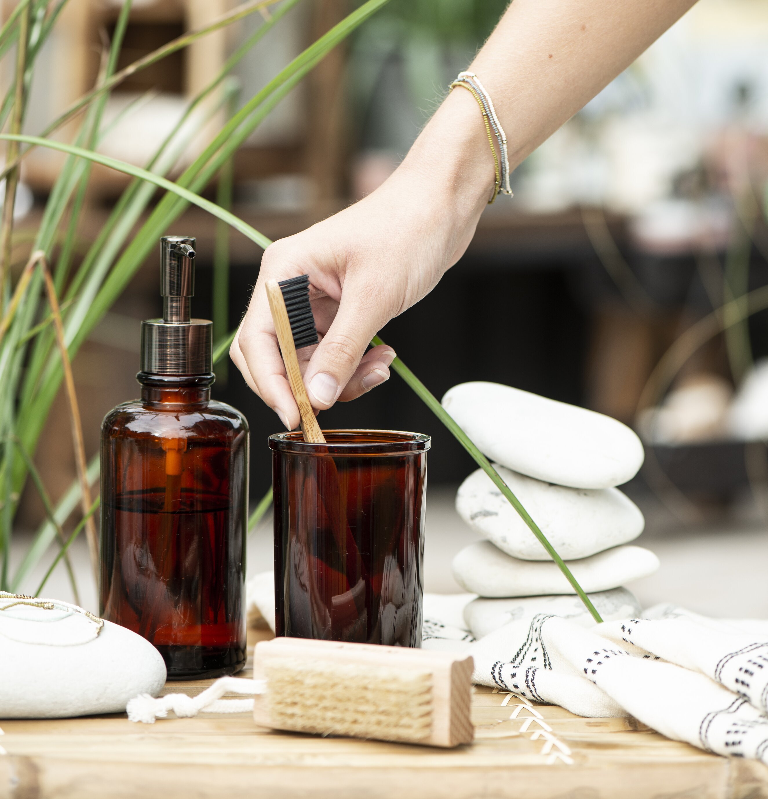 Tandborstglas Mocca från IB Laursen i en badrumsmiljö