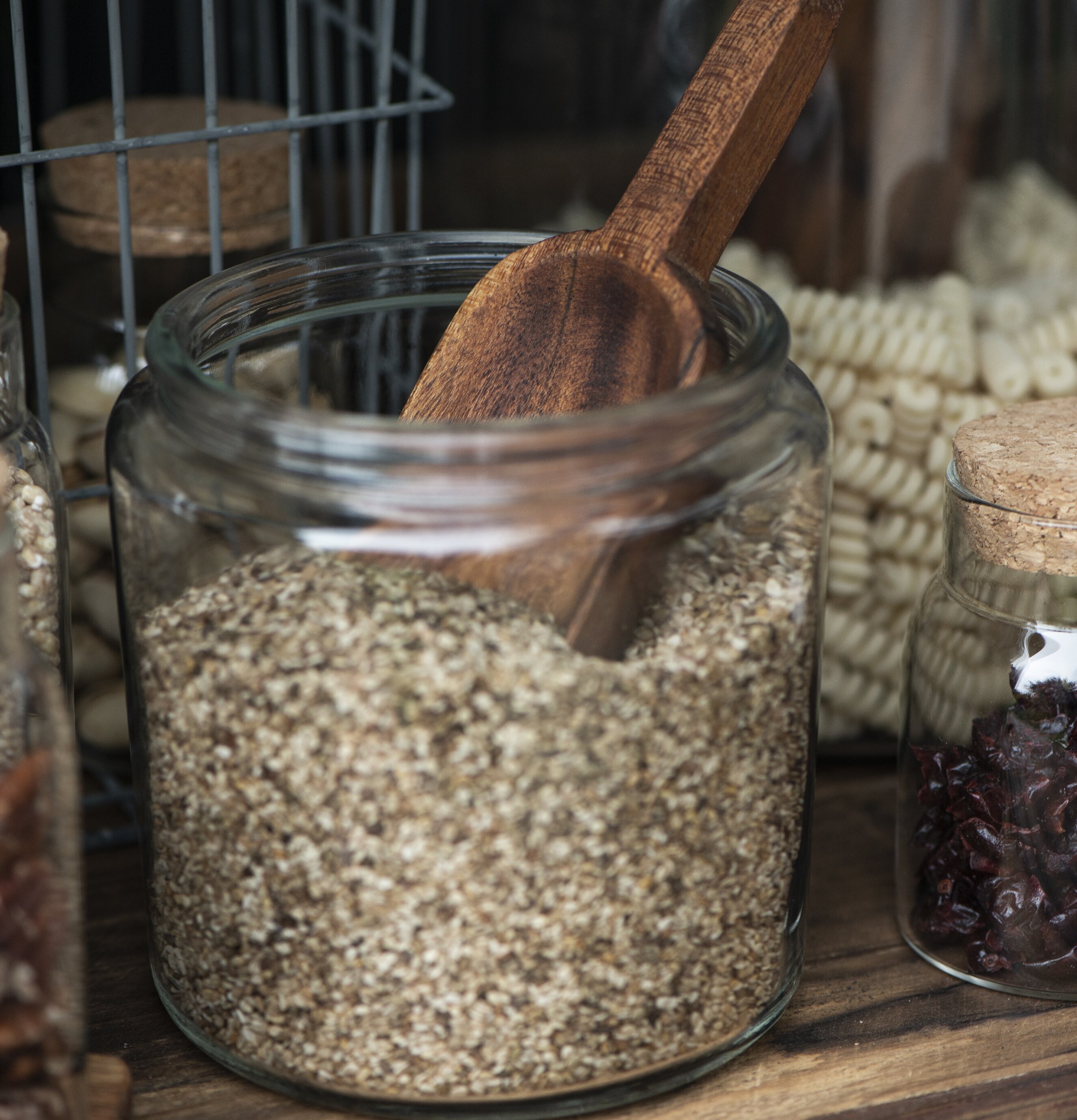 Träsked Akacia från IB Laursen i en glasburk med frön