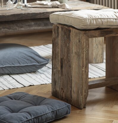 Träpall Unika från IB Laursen i ett mysigt, rustikt rum