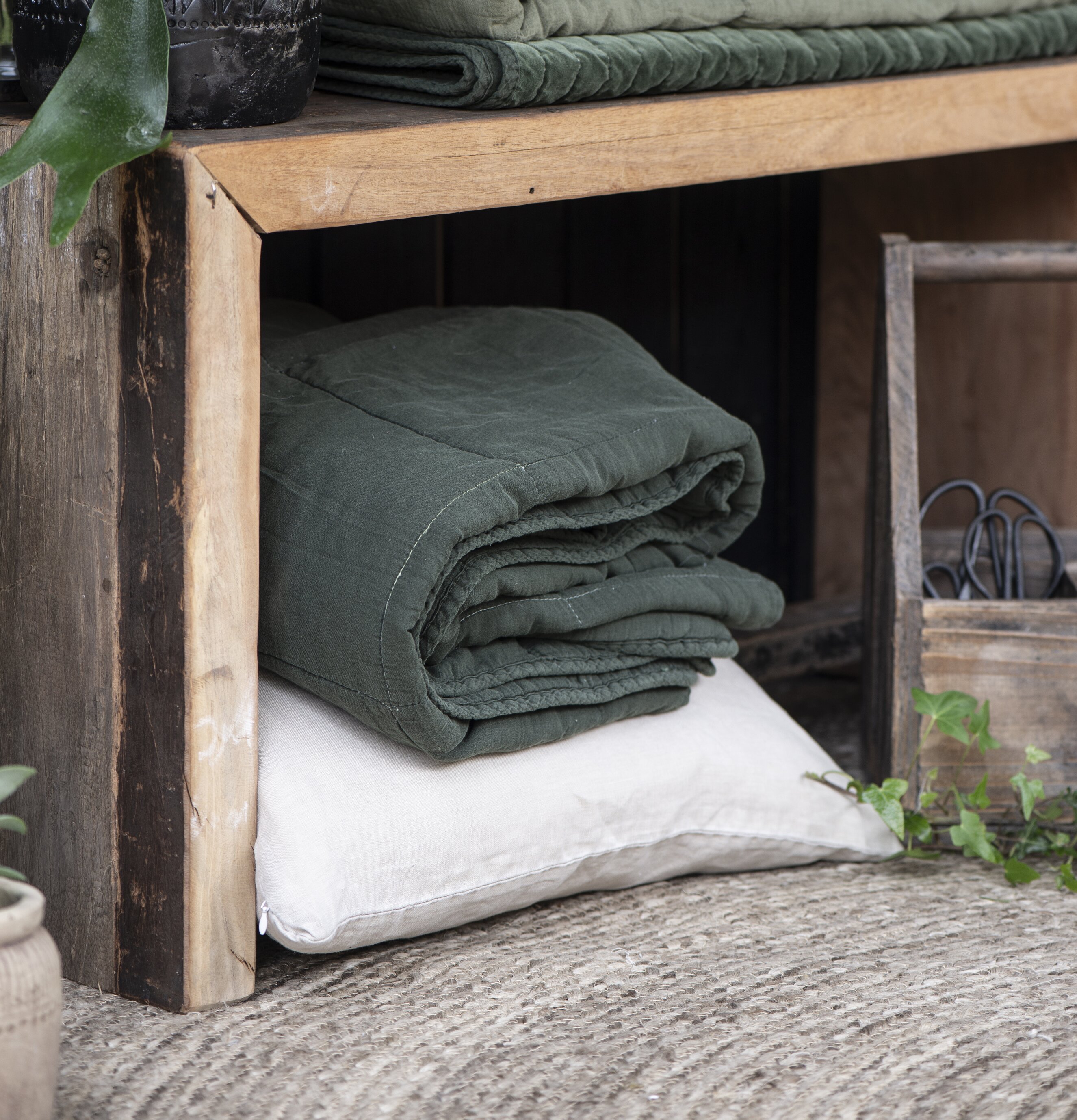 Träbänk Unika från IB Laursen med grön filt och kuddar