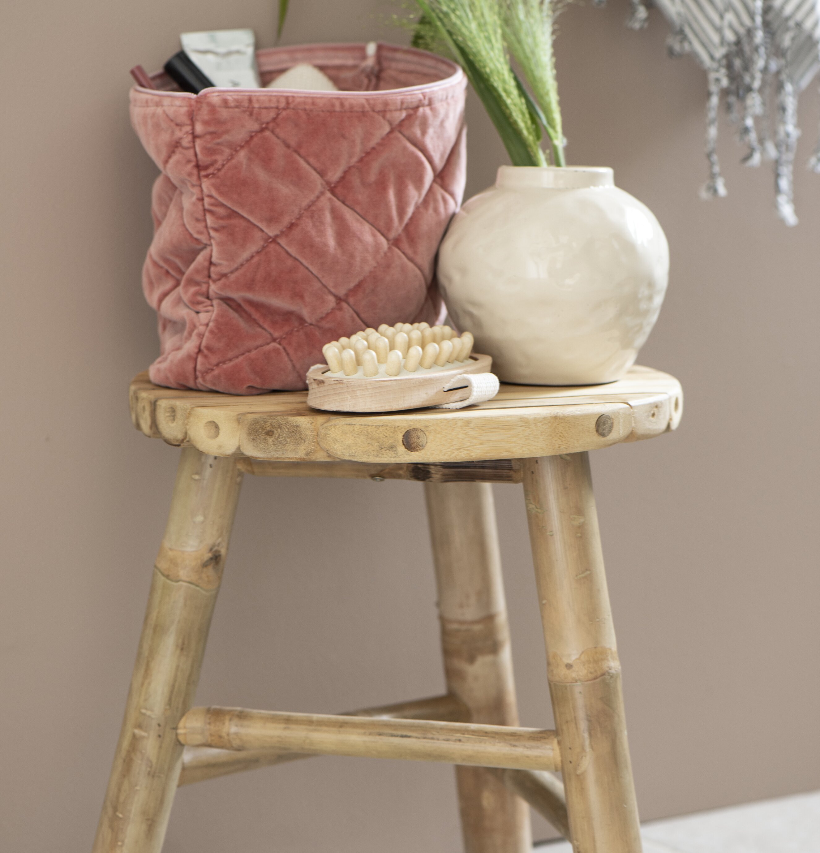 Pall Bambu från IB Laursen på kaklat golv med dekor.