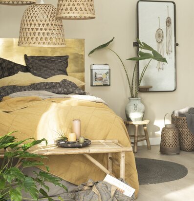 Pall Bambu från IB Laursen i ett mysigt sovrum med växter