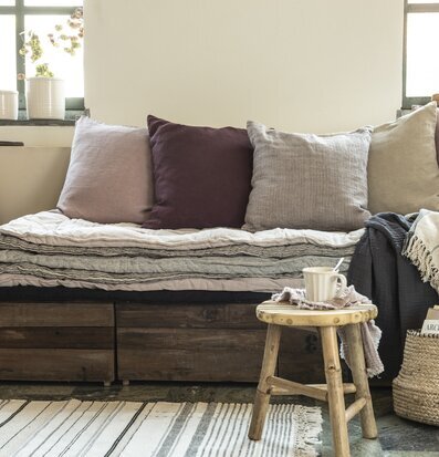 Pall Bambu från IB Laursen bredvid dagbädd med kuddar