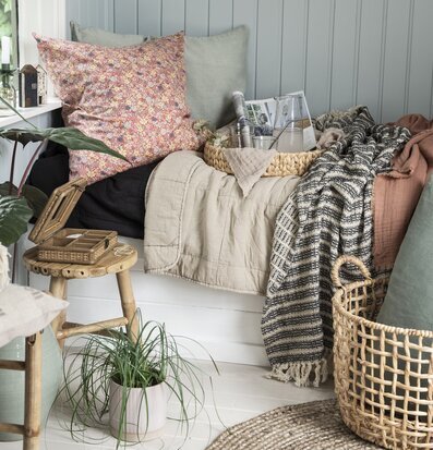 Pall Bambu från IB Laursen vid fönster med träask och växt