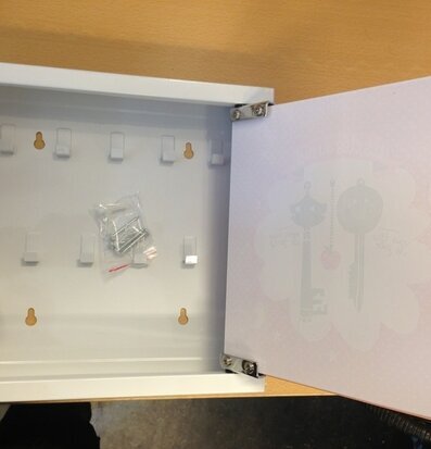 Nyckelskåp Röd från Derriére la porte på ljust träbord