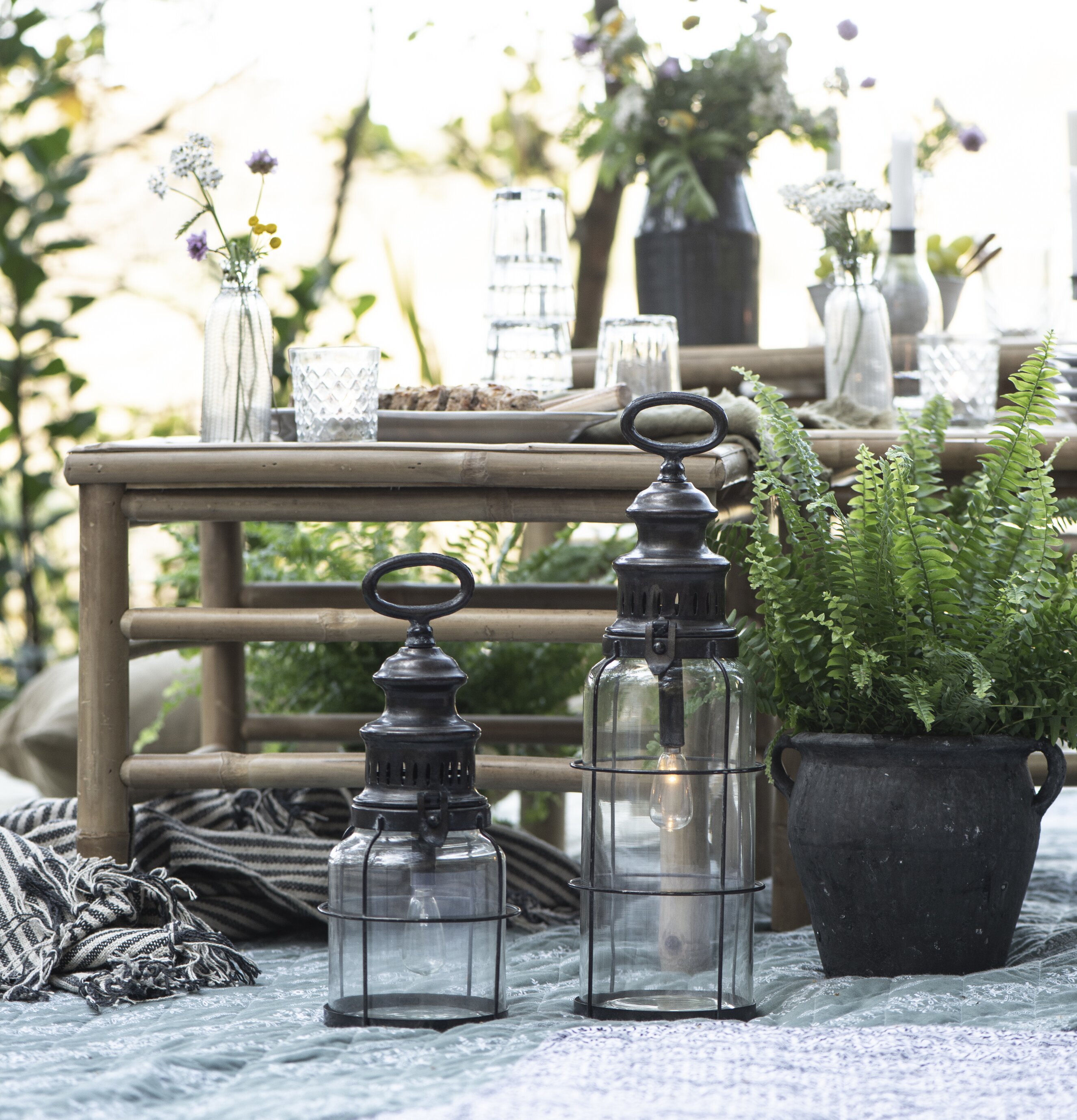 Lanterna LED Metall från IB Laursen i rustik utomhusmiljö