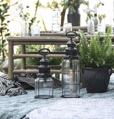 Lanterna LED Metall från IB Laursen i en lantlig trädgård