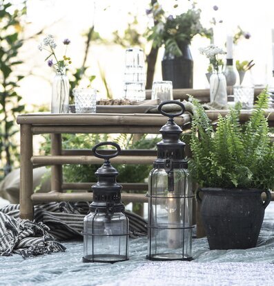 Lanterna LED Metall från IB Laursen i rustik utomhusmiljö