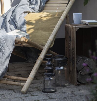 Lanterna LED Metall från IB Laursen i en mysig trädgårdsmiljö