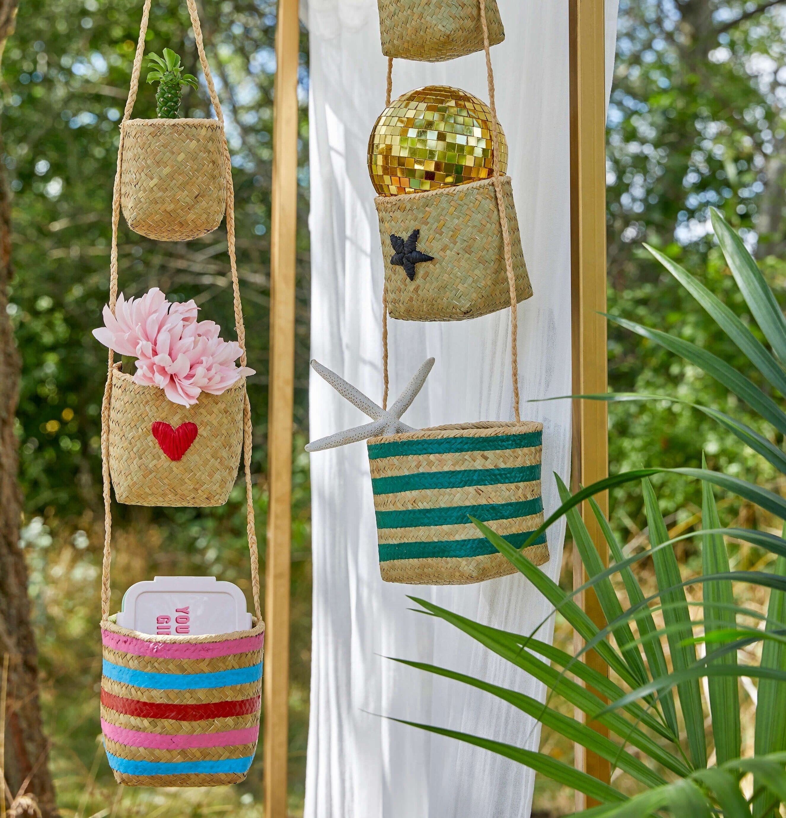 Hängande Korgar Heart från Rice med växter och dekorationer