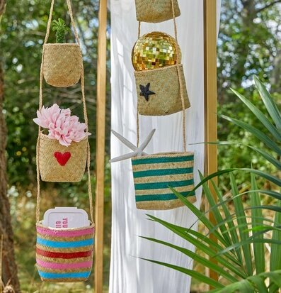 Hängande Korgar Heart från Rice med växter och dekorationer