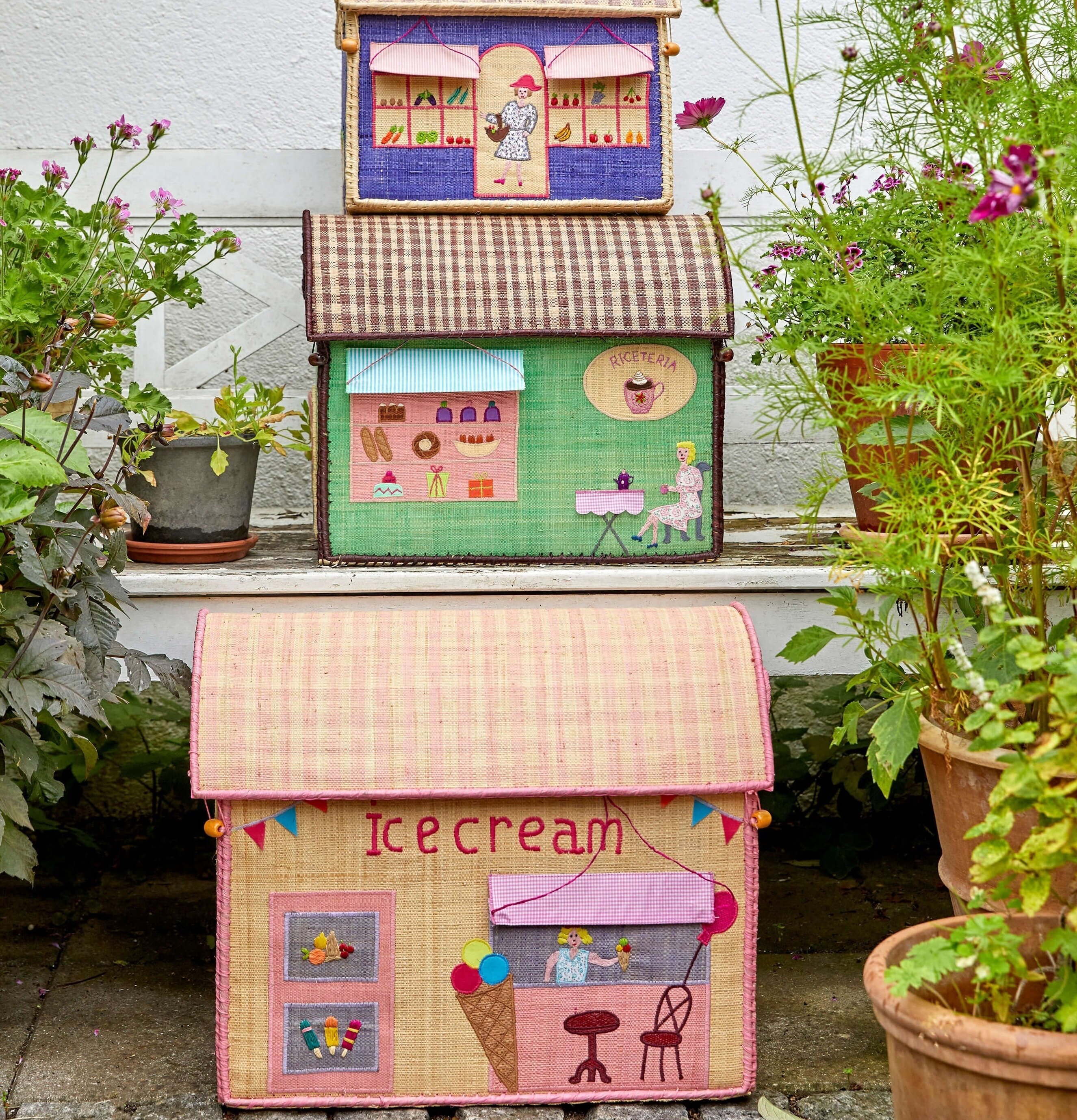 Förvaringshus Shop Theme från Rice i trädgårdsmiljö