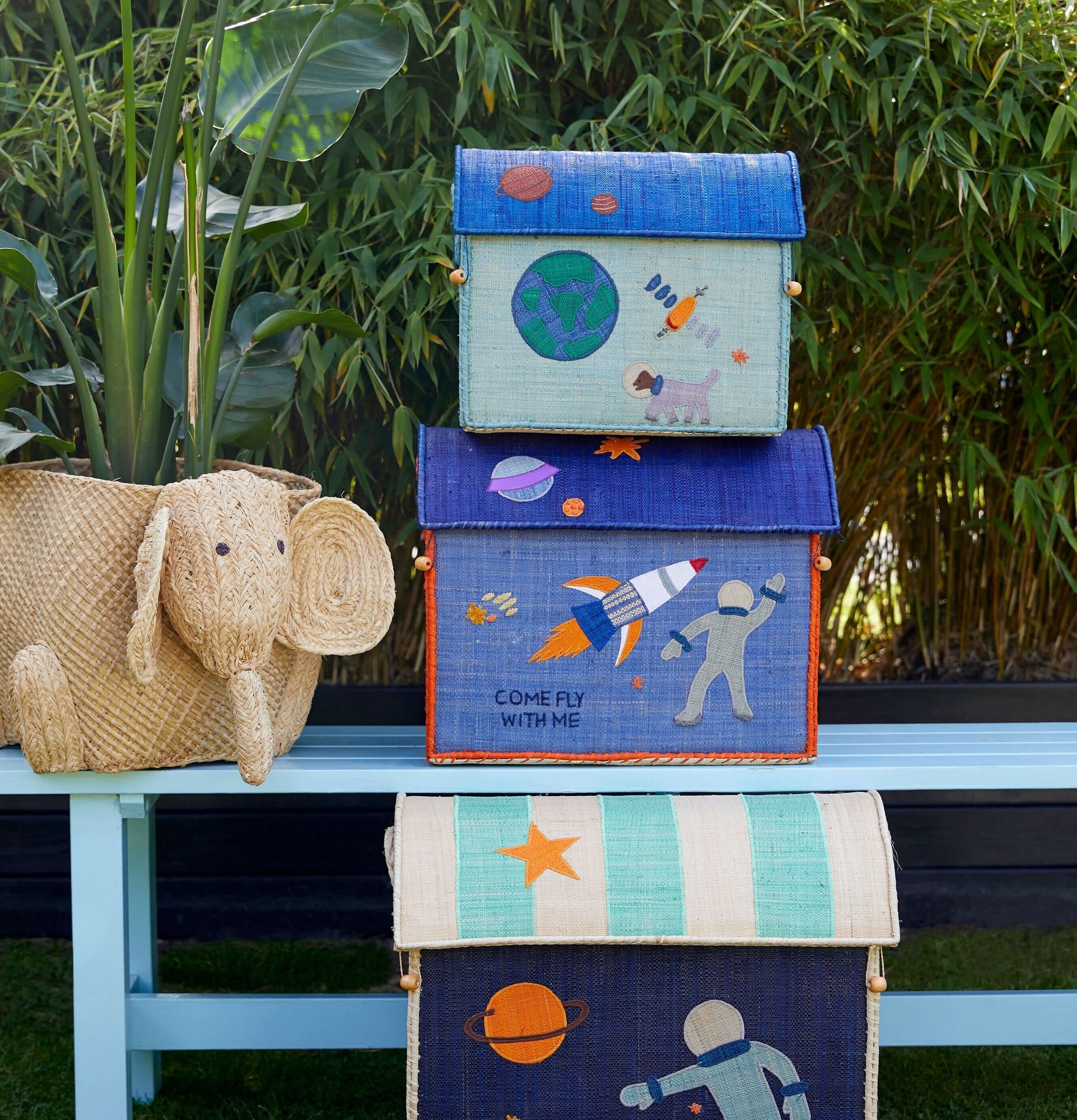 Förvaringshus Space Theme från Rice på ljusblå bänk