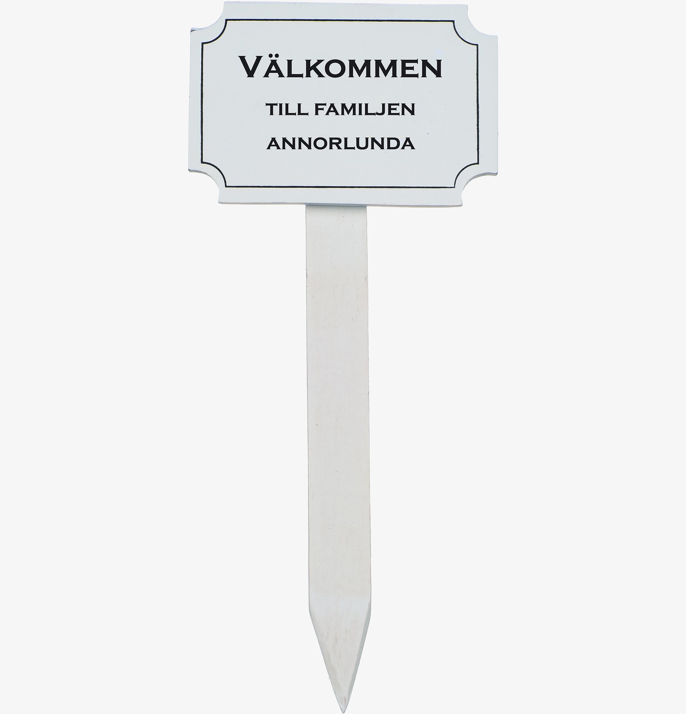 Trädgårdsskylt - Välkommen Till Familjen Annorlunda från Different Design