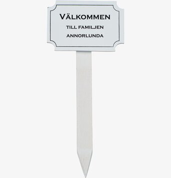 Trädgårdsskylt - Välkommen Till Familjen Annorlunda från Different Design