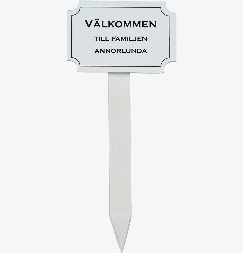 Trädgårdsskylt - Välkommen Till Familjen Annorlunda från Different Design
