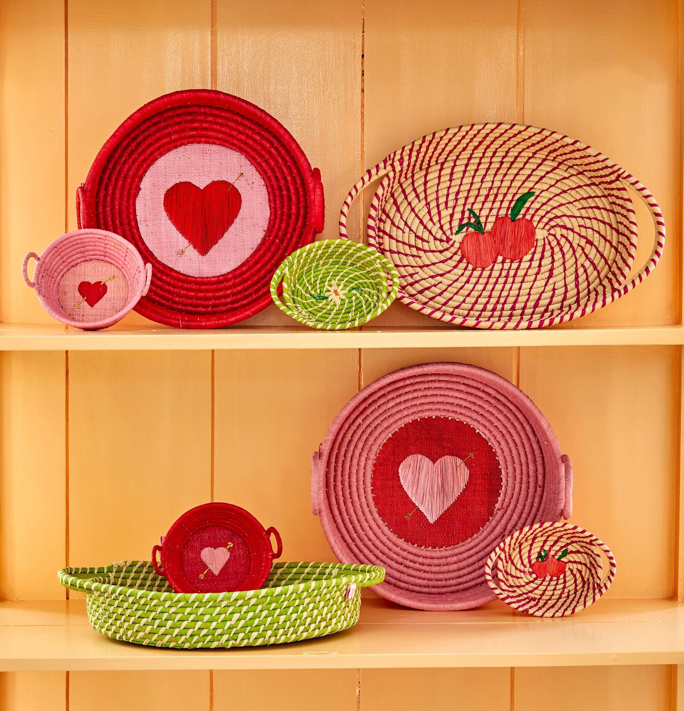 Liten Handbroderad Oval Korg från Rice, färgglad och unik