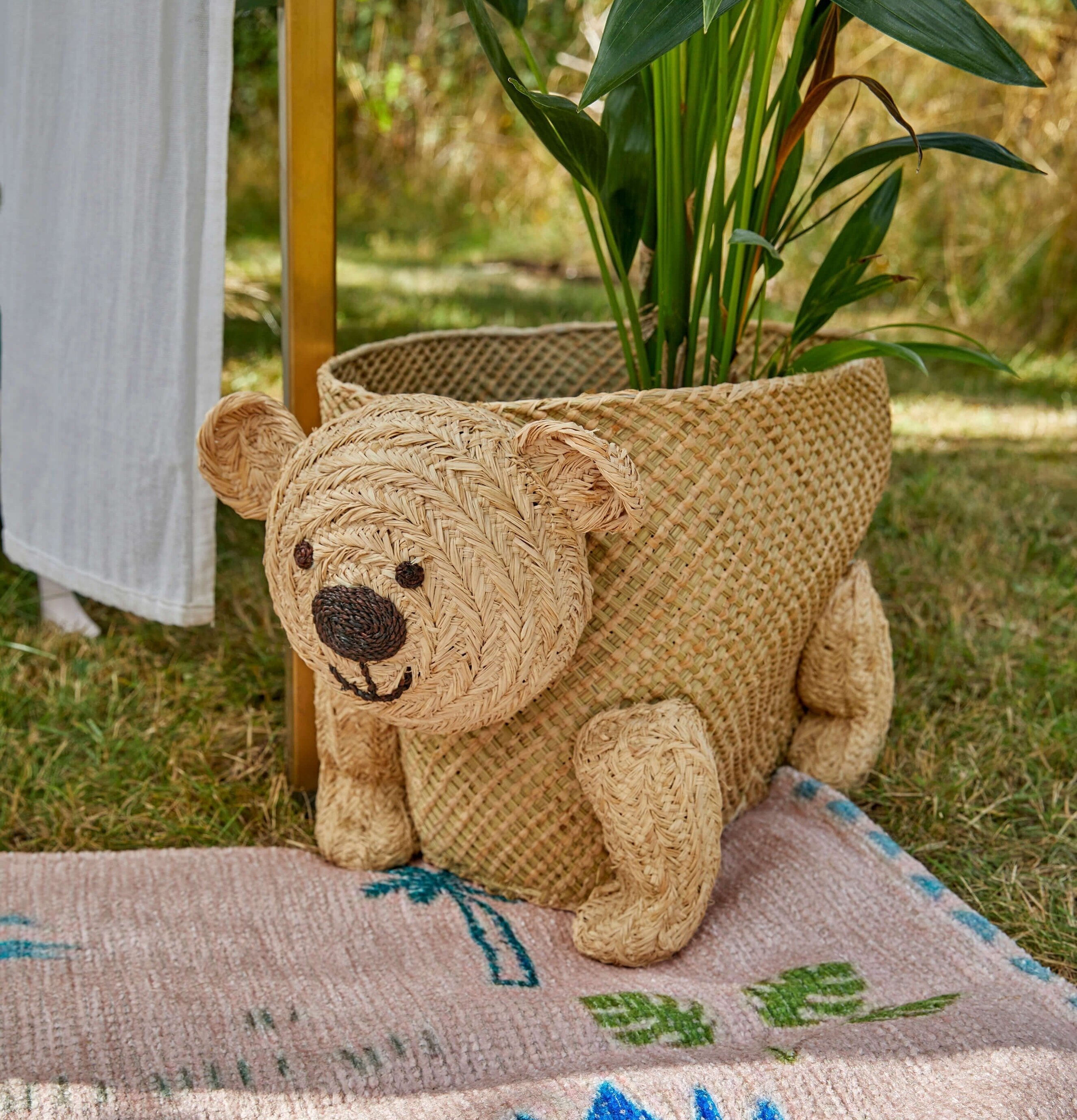 Förvaringskorg Björn från Rice på färgglad matta utomhus