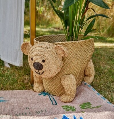 Förvaringskorg Björn från Rice på färgglad matta utomhus