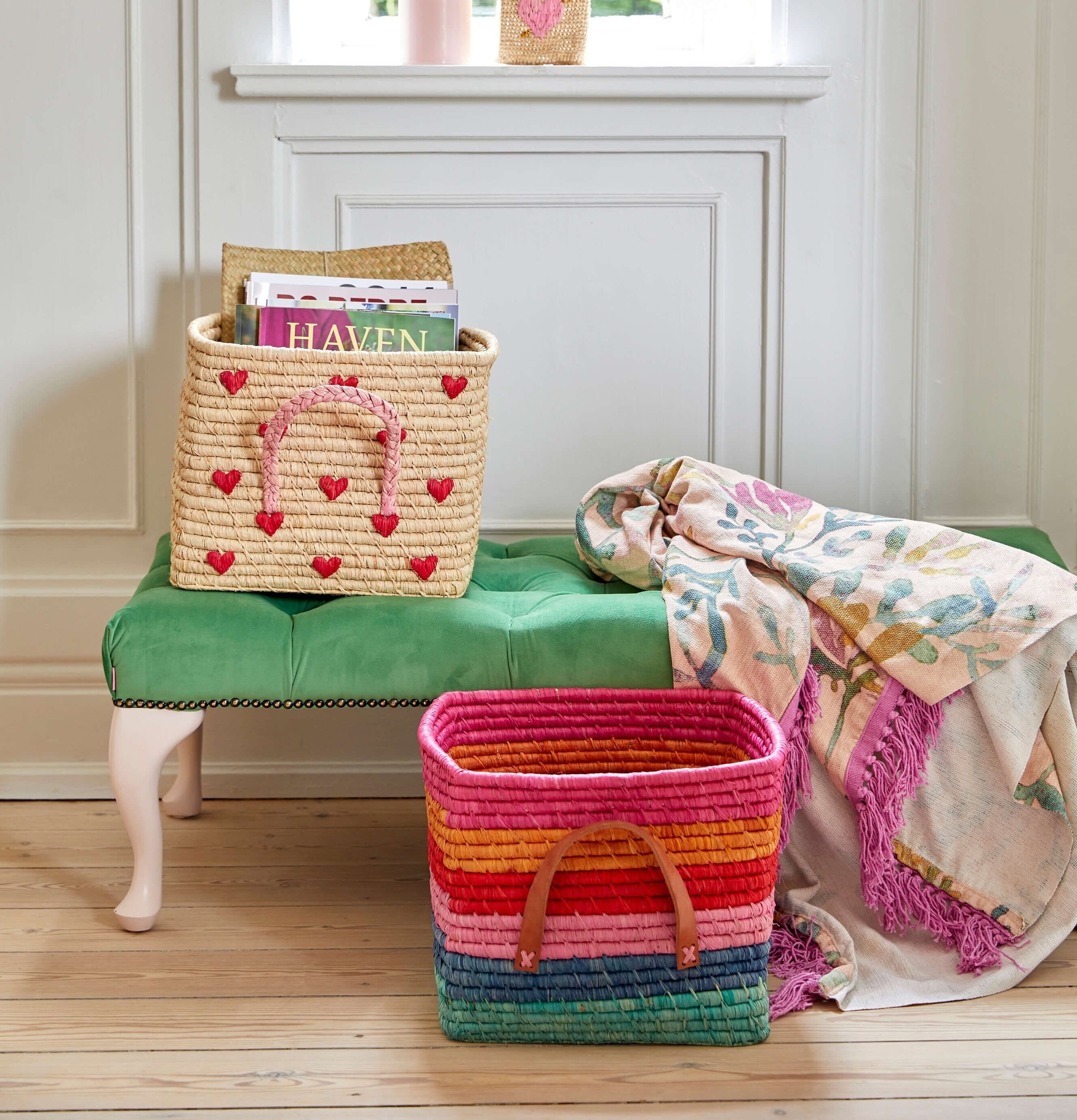 Pläd - Flowers & Pink Fringes från Rice på grön sittbänk