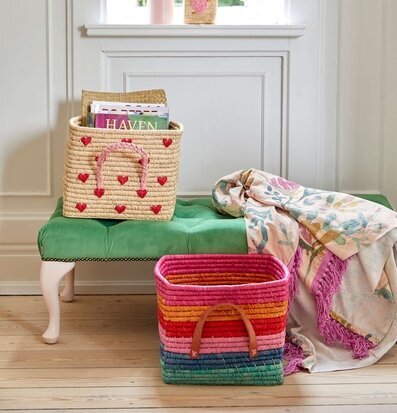 Pläd - Flowers & Pink Fringes från Rice på grön sittbänk