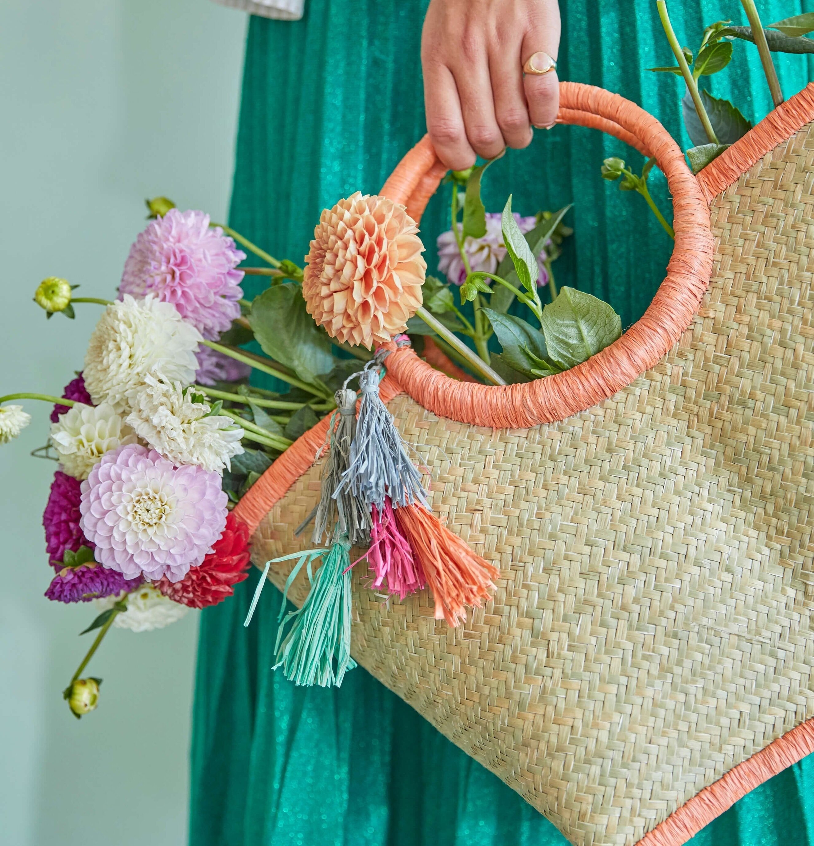 Väska Raffia Pom Pom Coral från Rice med färgglada detaljer