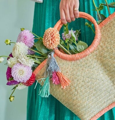 Väska Raffia Pom Pom Coral från Rice med färgglada detaljer