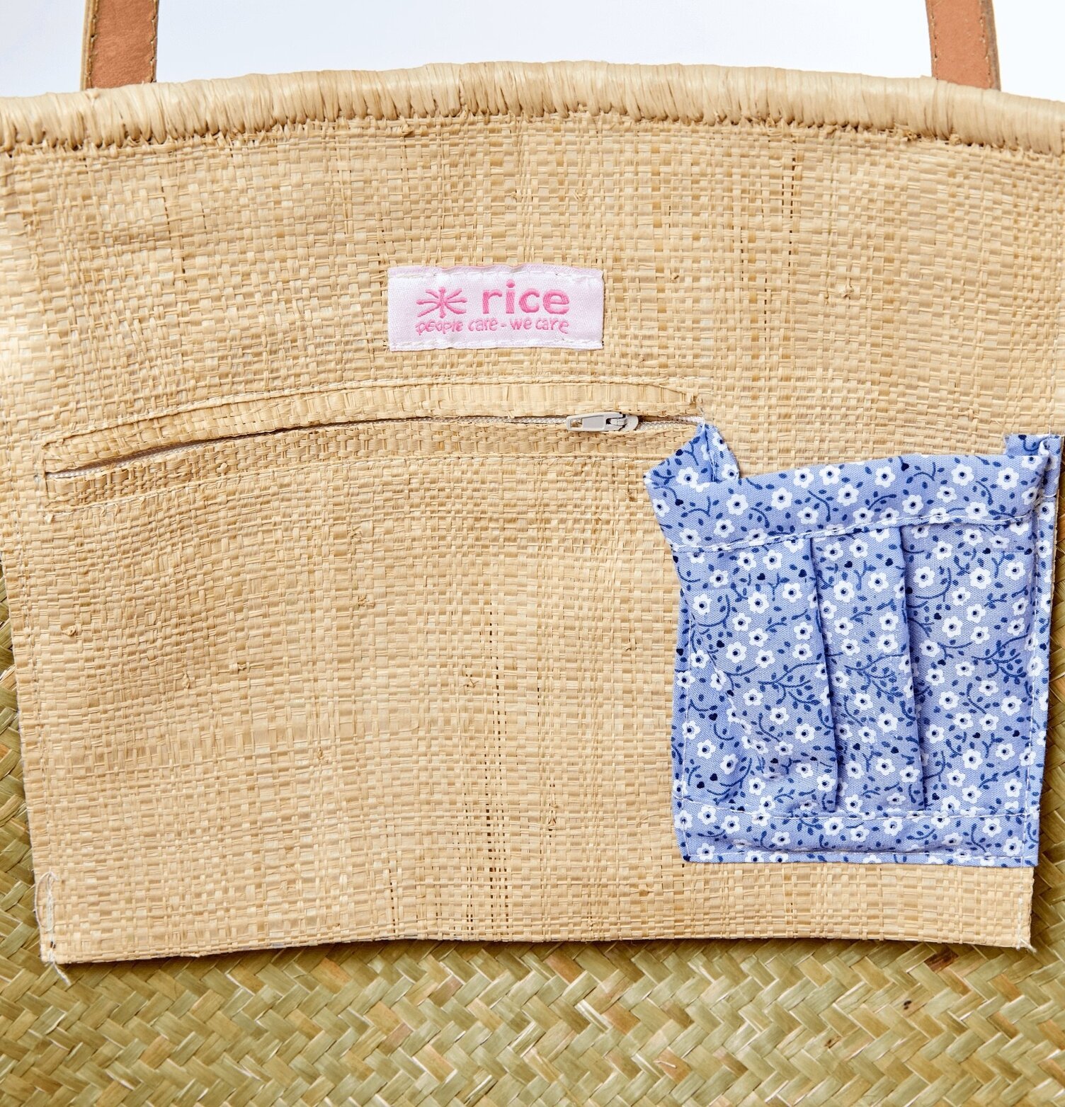 Väska Blue Floral Medium från Rice med stråflätad stil