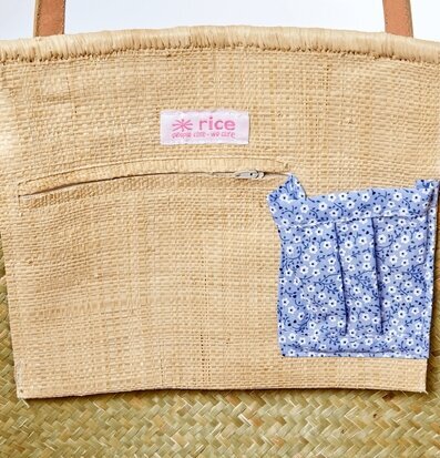 Väska Blue Floral Medium från Rice med stråflätad stil