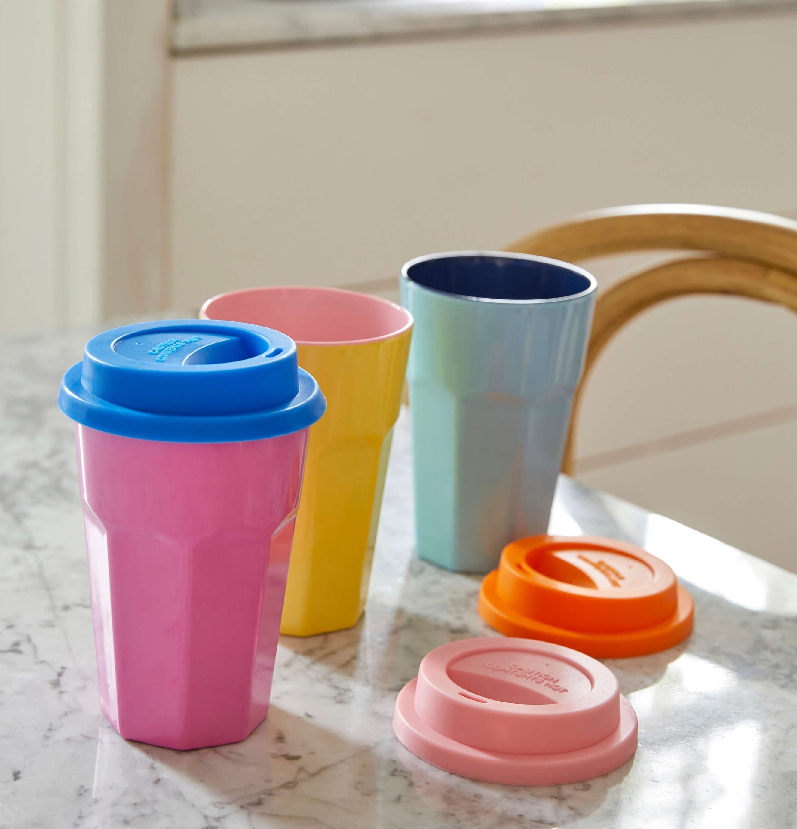 Mugg Latte Soft Yellow & Pink från Rice på marmorbord