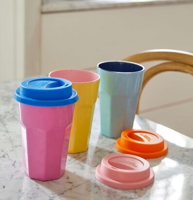 Bild av färgglada muggar i en hemtrevlig köksmiljö