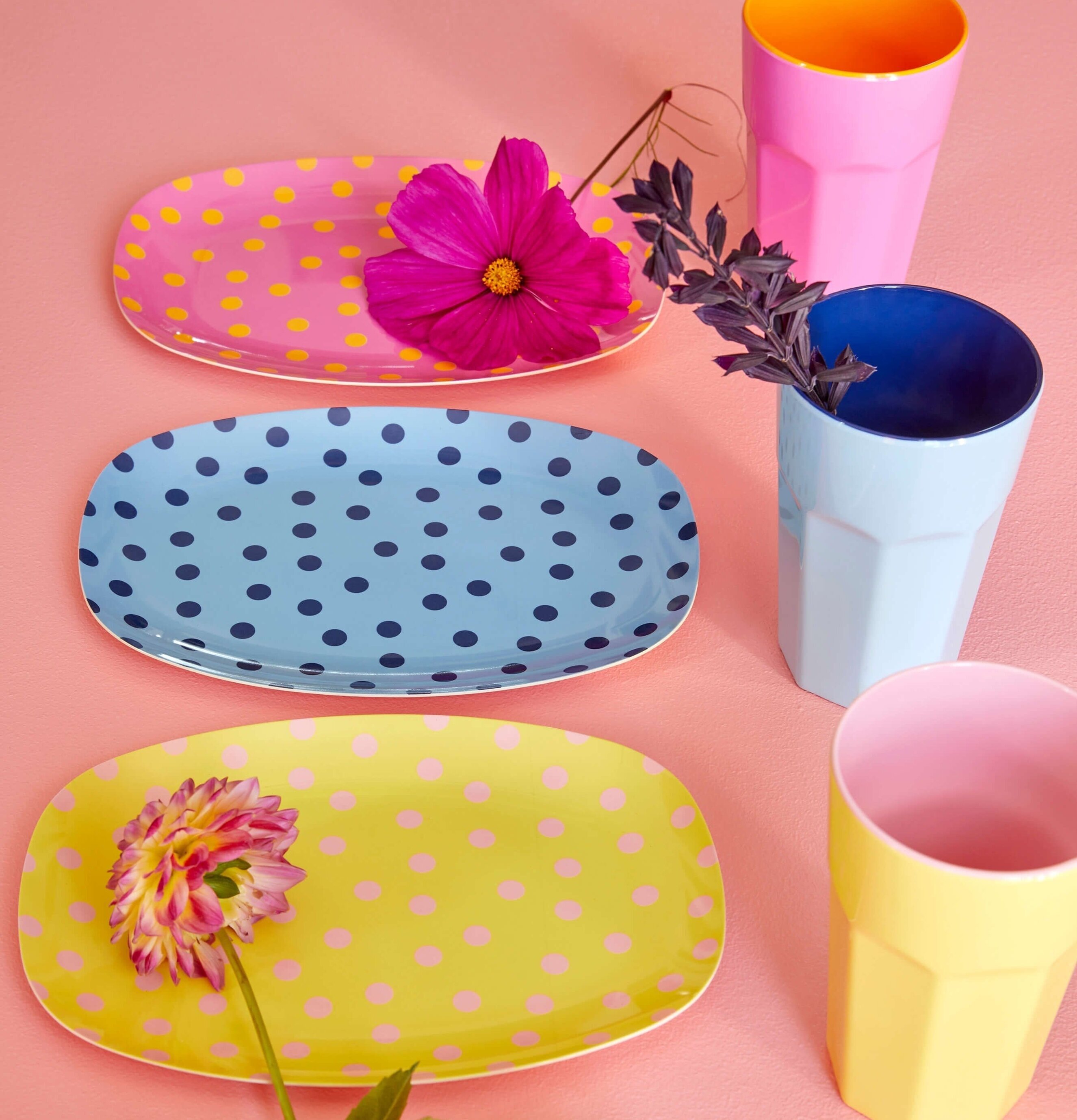 Bild av färgglada muggar och tallrikar i stilleben