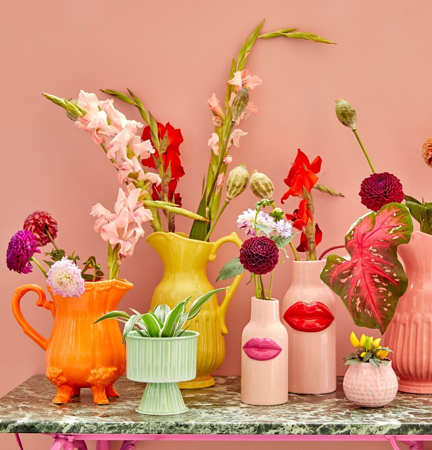 Kanna/Vas Keramik Orange från Rice på marmorbänk med vaser