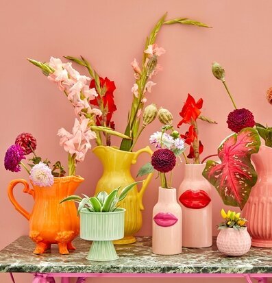 Kanna/Vas Keramik Orange från Rice på marmorbänk med vaser