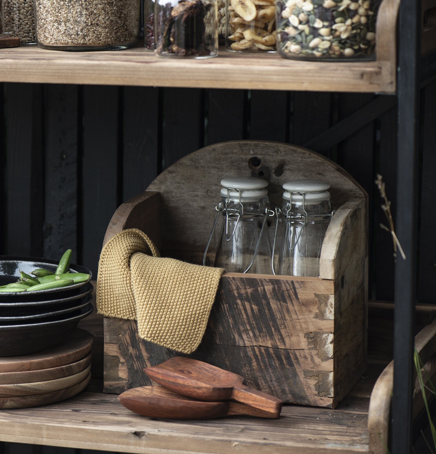 Träbox Vägg Unika från IB Laursen fylld med köksartiklar