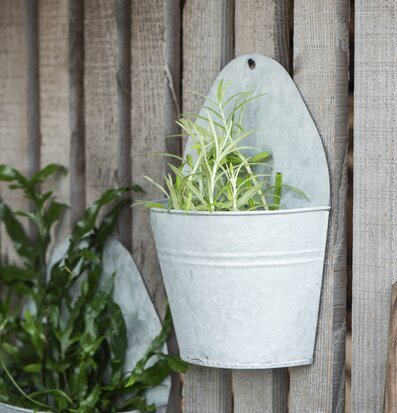 Väggkruka Zink från IB Laursen på väderbiten trävägg
