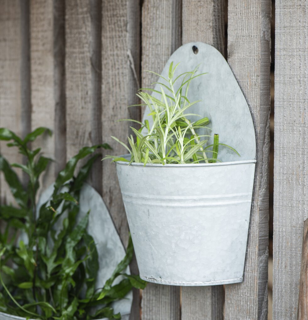 Väggkruka Zink från IB Laursen på väderbiten trävägg
