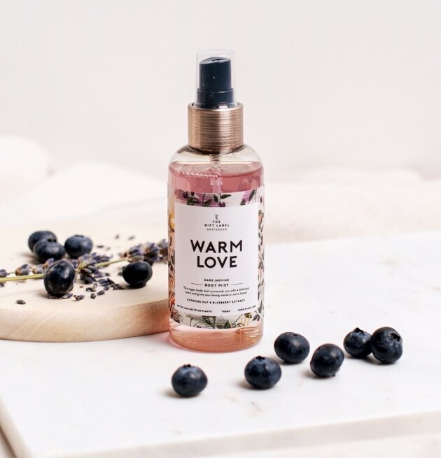 Body Mist - Warm Love från The Gift Label på träskiva med lavendel