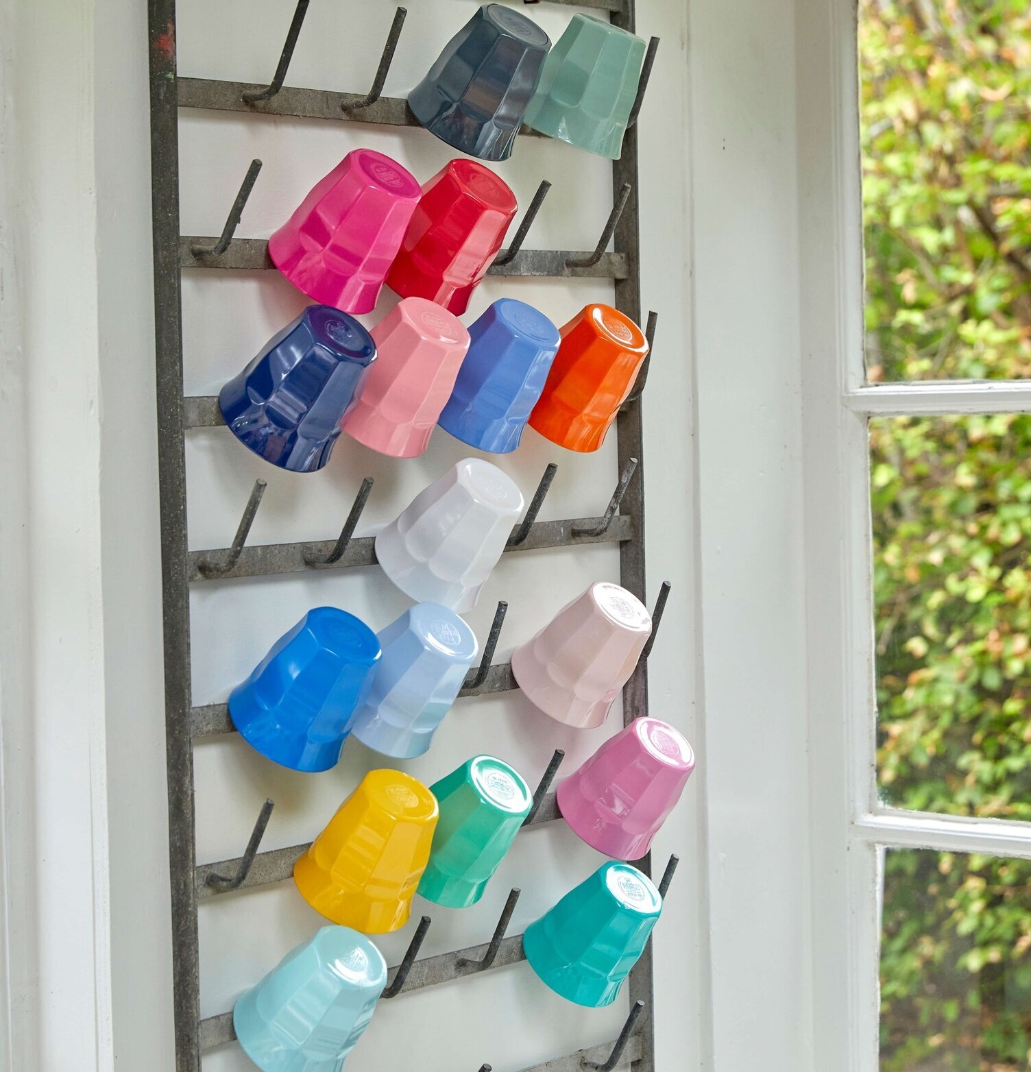 Muggar Small - Choose Happy från Rice på metallställning